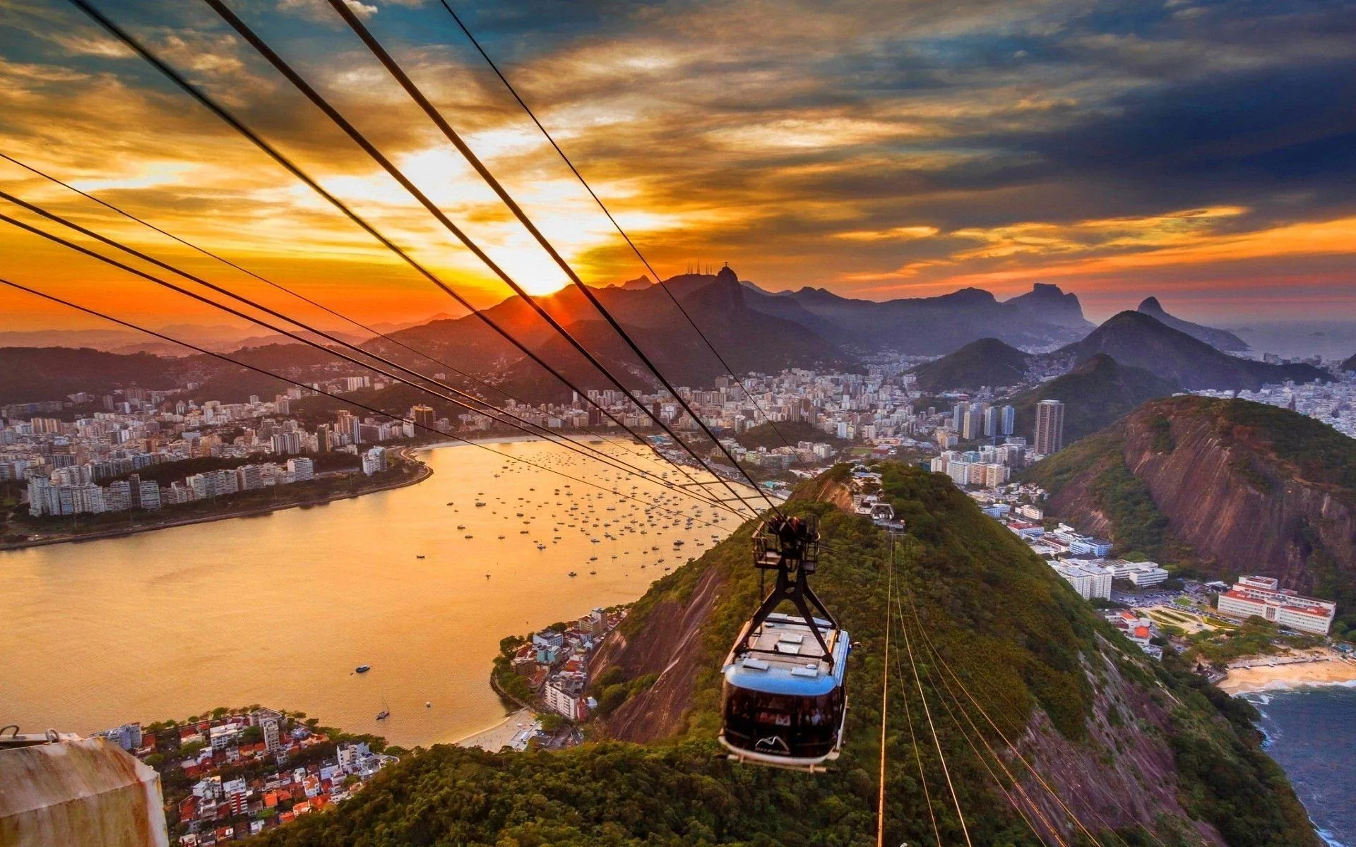 Bondinho do Pão de Açúcar sobre a Baía de Guanabara ao pôr do sol
